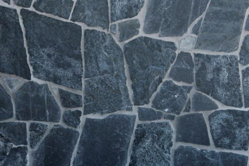 Tmavý nepravidelný obklad z prírodného kameňa Gneis K6 , priemer 20-40cm