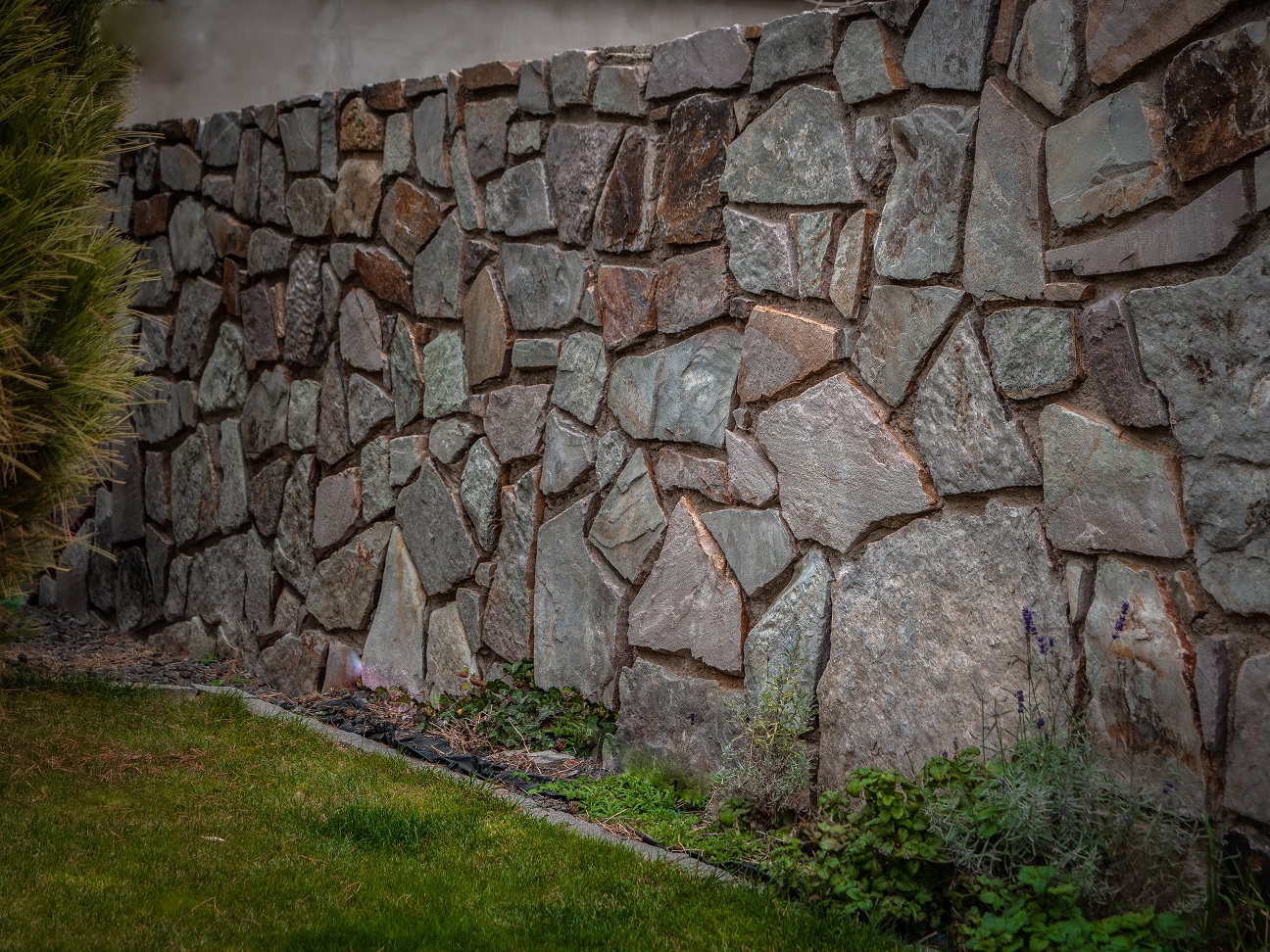 Obklad na múre zo štiepaného kameňa Gneis K3
