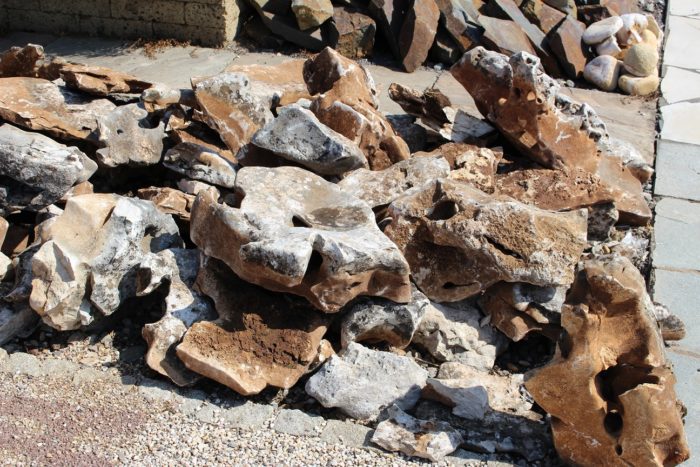 Kusový okrasný kameň z vápenca do záhrady alebo do skalky,veľkosť 20-60cm