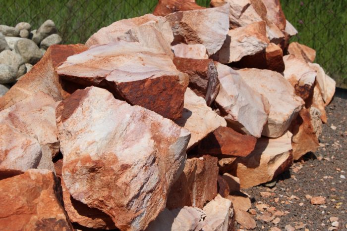 Okrasný kameň do skalky alebo do záhrady z červeného ryolitu , 10-40cm priemer