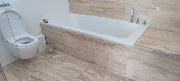 Travertín Classic 61x61x1,5cm ako obklad v kúpeľni