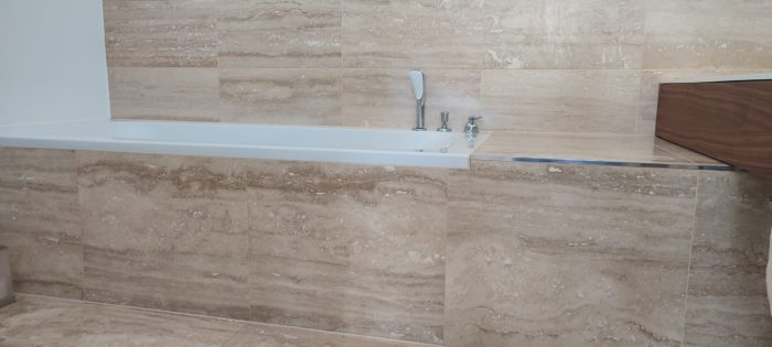 Travertín Classic 61x61x1,5cm ako obklad v kúpeľni