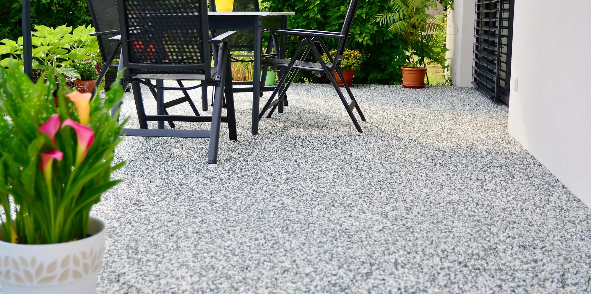 Kamenný koberec na terase v šedej farbe