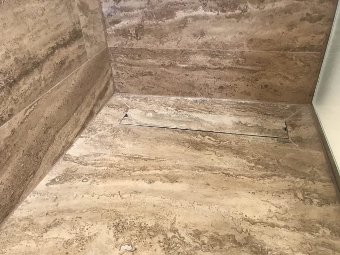 Travertínový obklad v odtieni Mocca v sprchovom kúte