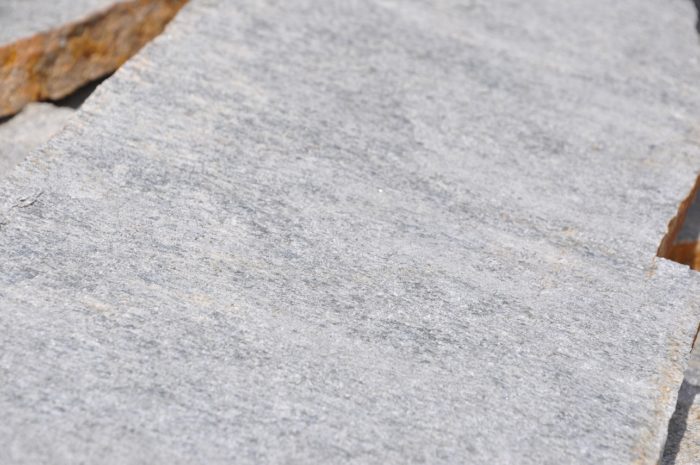 Štiepaný kamenný obklad z Kvarcitu Dove Grey , hrúbka 1-2cm