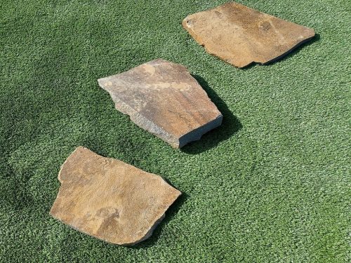 Andezitové nášlapné kamene, hrúbka 3-6cm, velkosť 40-70cm, hrdzavo-hnedá farba