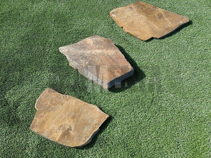 Andezitové nášlapné kamene, hrúbka 3-6cm, velkosť 40-70cm, hrdzavo-hnedá farba
