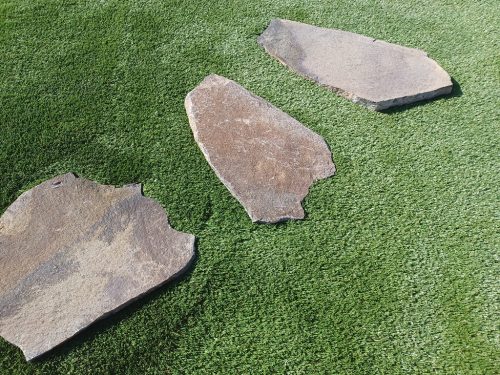 Andezitové nášlapné kamene, hrúbka 3-6cm, velkosť 40-70cm, sivo-hnedá farba