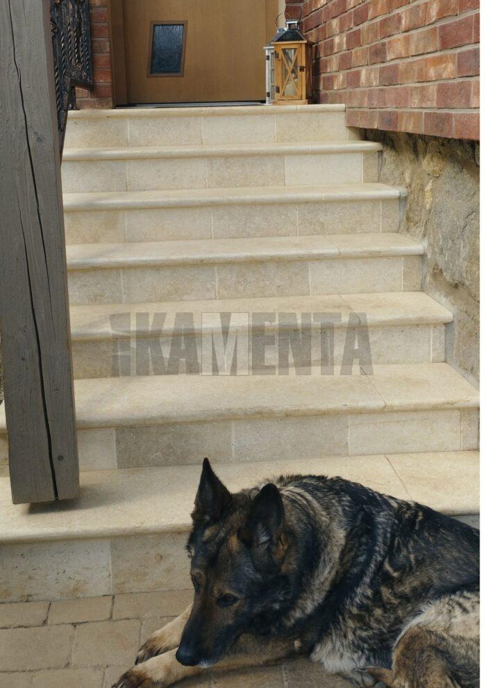 Schodnica - bazénový lem z mramoru Sunstone 100x35x3cm