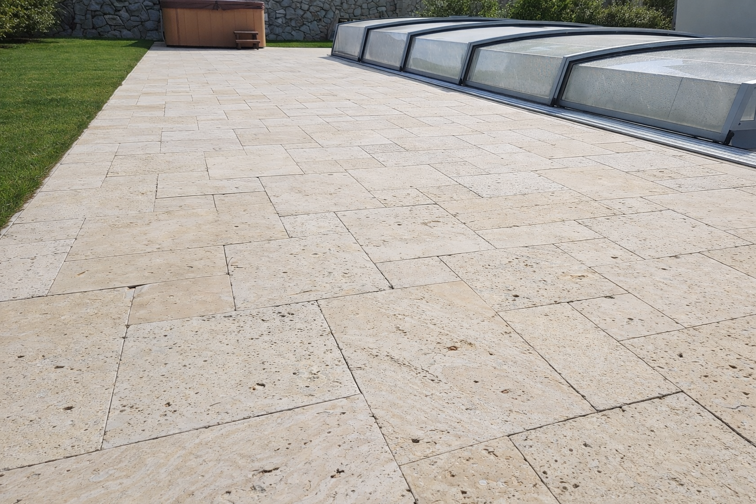 Dlažba k bazénu Travertín Classic Light francúzsky vzor, hrúbka 3cm