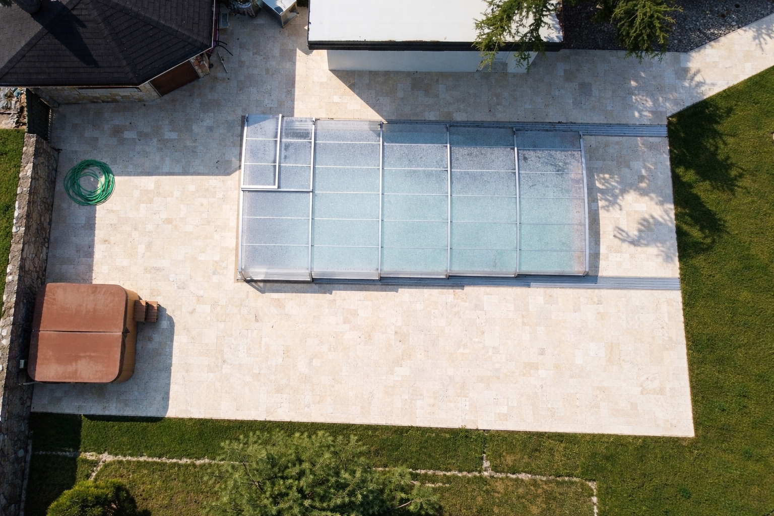 Dlažba k bazénu Travertín Classic Light francúzsky vzor, hrúbka 3cm