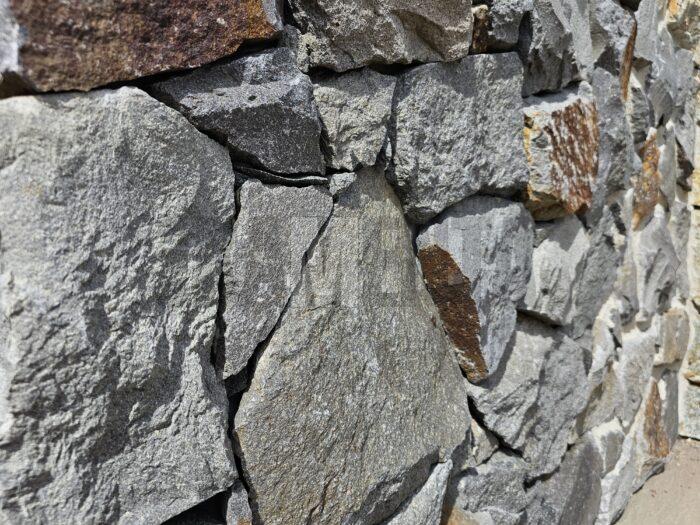 Skalný obklad typu Rock Face z Andezitu sivého