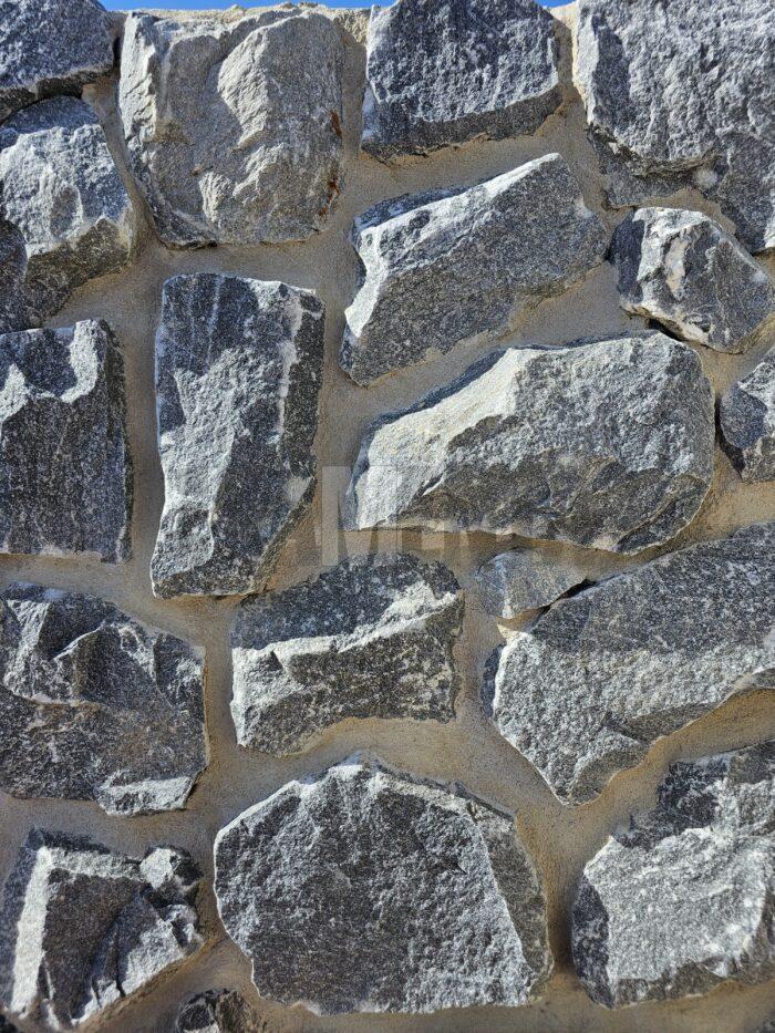 Kamenný obklad sekaný ROCK FACE - skalný obklad z mramoru